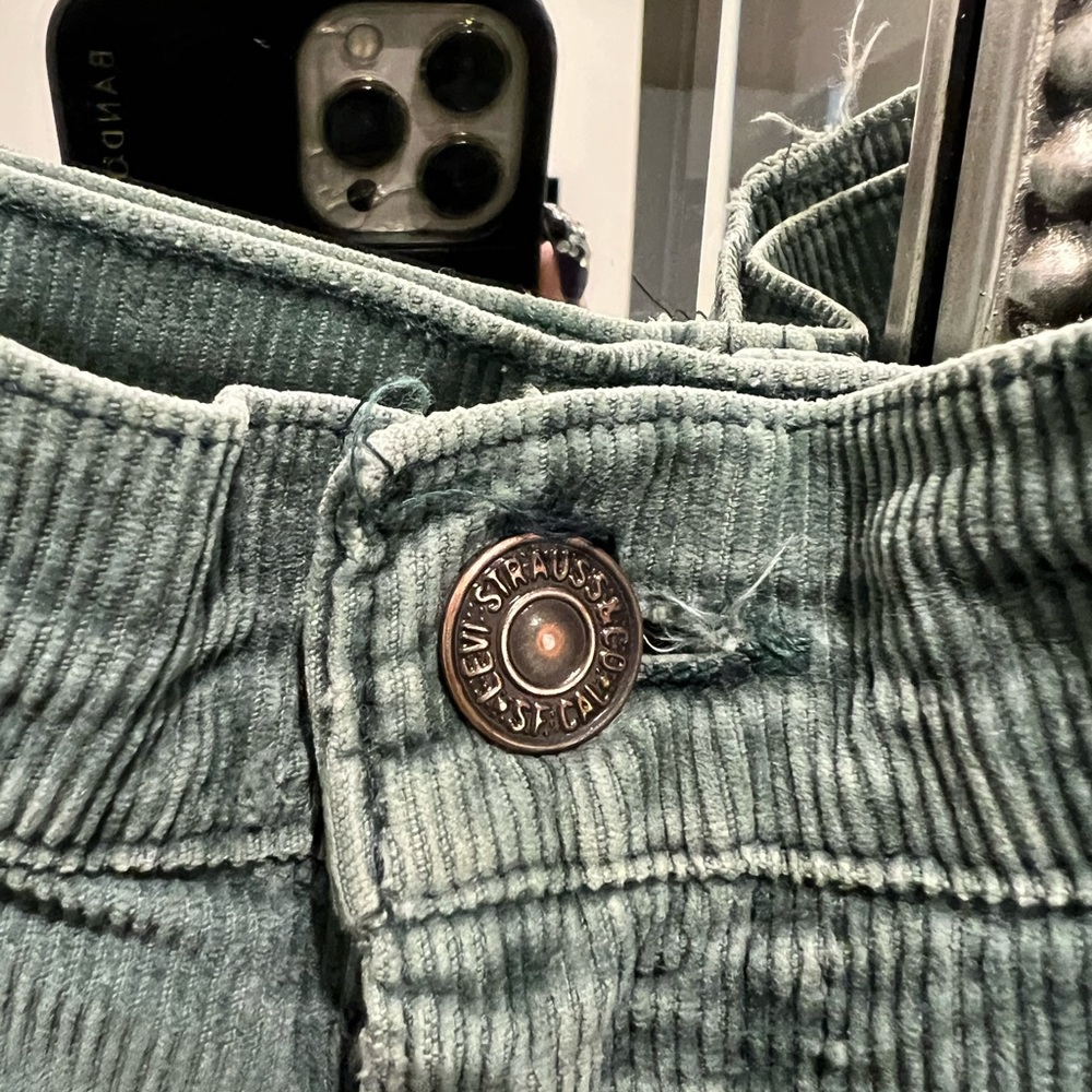 LEVIS GREEN CORDUROY PANTS. COLOR: GREEN. SIZE: APPROX 30 - Picture 3 of 7